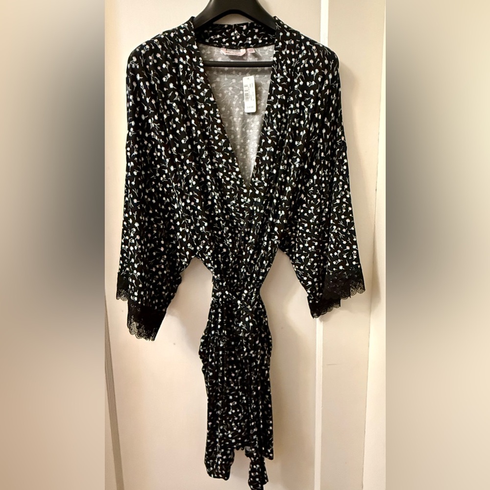 LA VIE EN ROSE BLACK ROBE WITH TINY FLORAL PATTERN BIT OF LACE AT SLEEVES